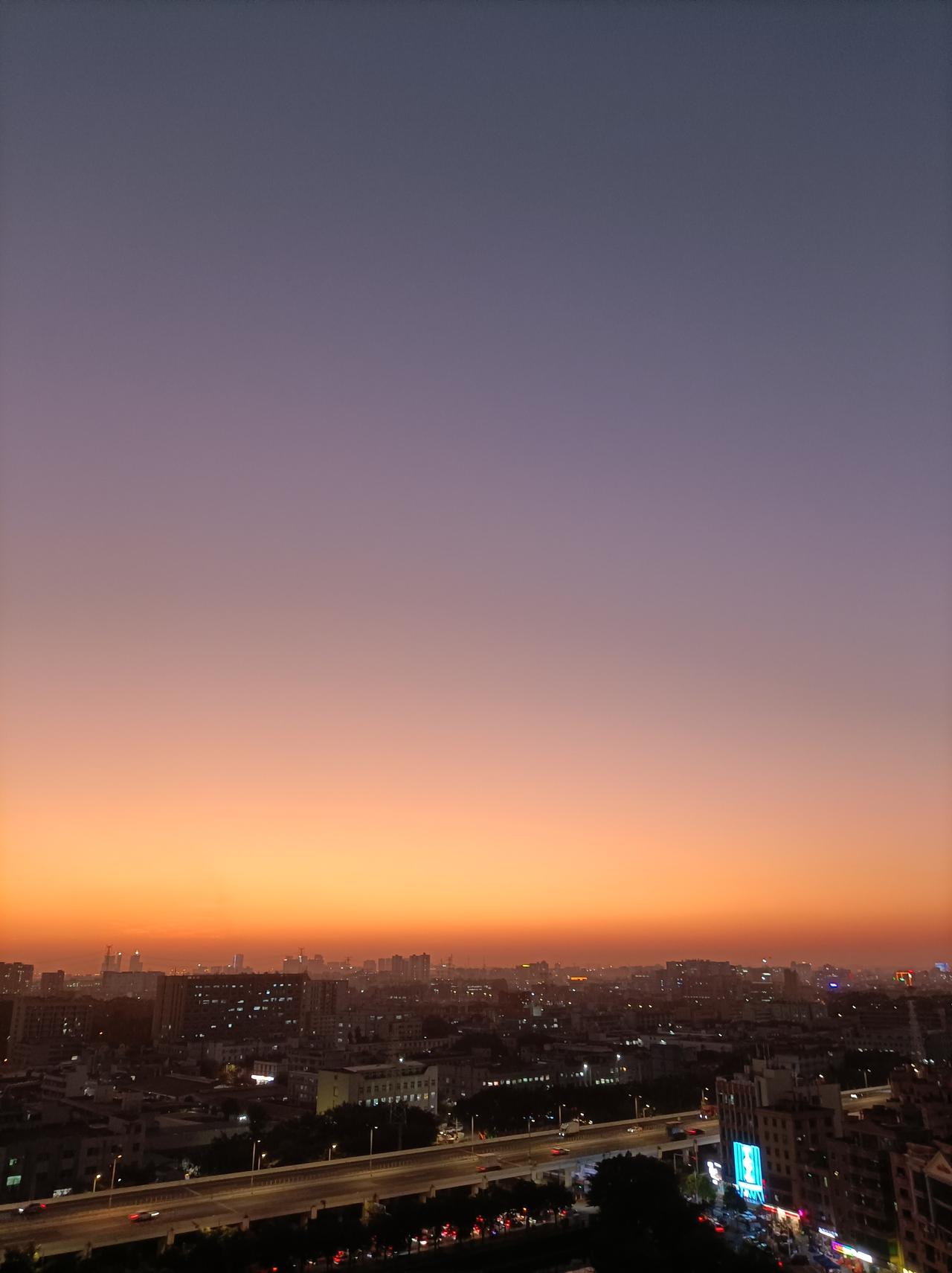 我拍到的落日瞬间昨天拍到的落日夕阳，太美了！