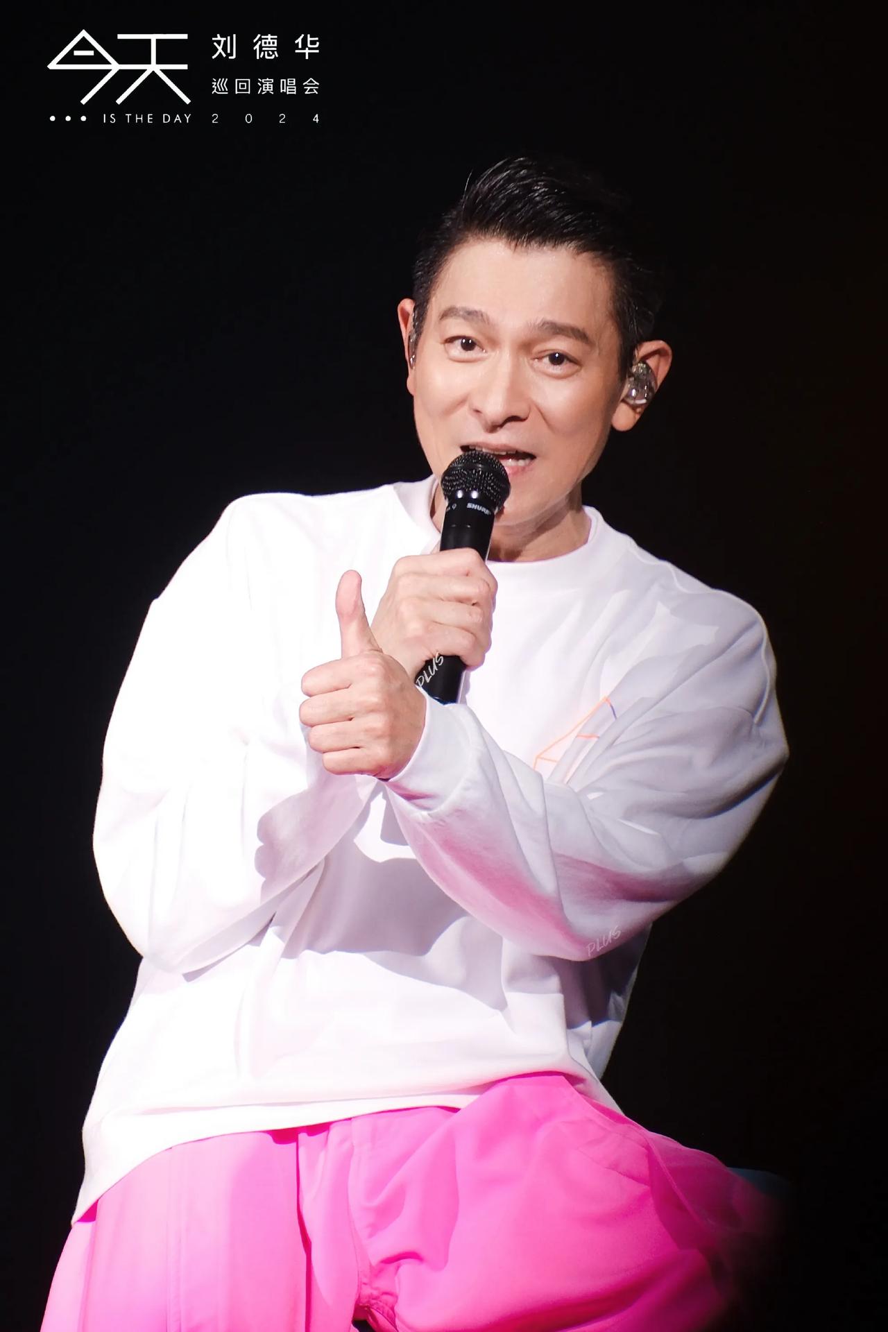 刘德华演唱会摔倒[机智]！就在刚刚！刘德华演唱会出现了小意外[灵光一闪]
刘德华