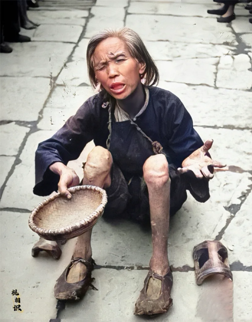 民国时期，一位当街乞讨的年迈老人，她似乎只有一只眼睛能够看得见，发白的...