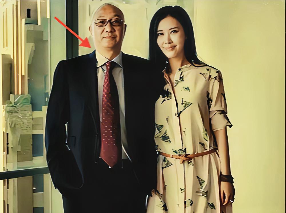 田朴珺结识王石，冯仑堪称关键的摆渡人。2008年，经冯仑“搭线”，27岁的田朴珺