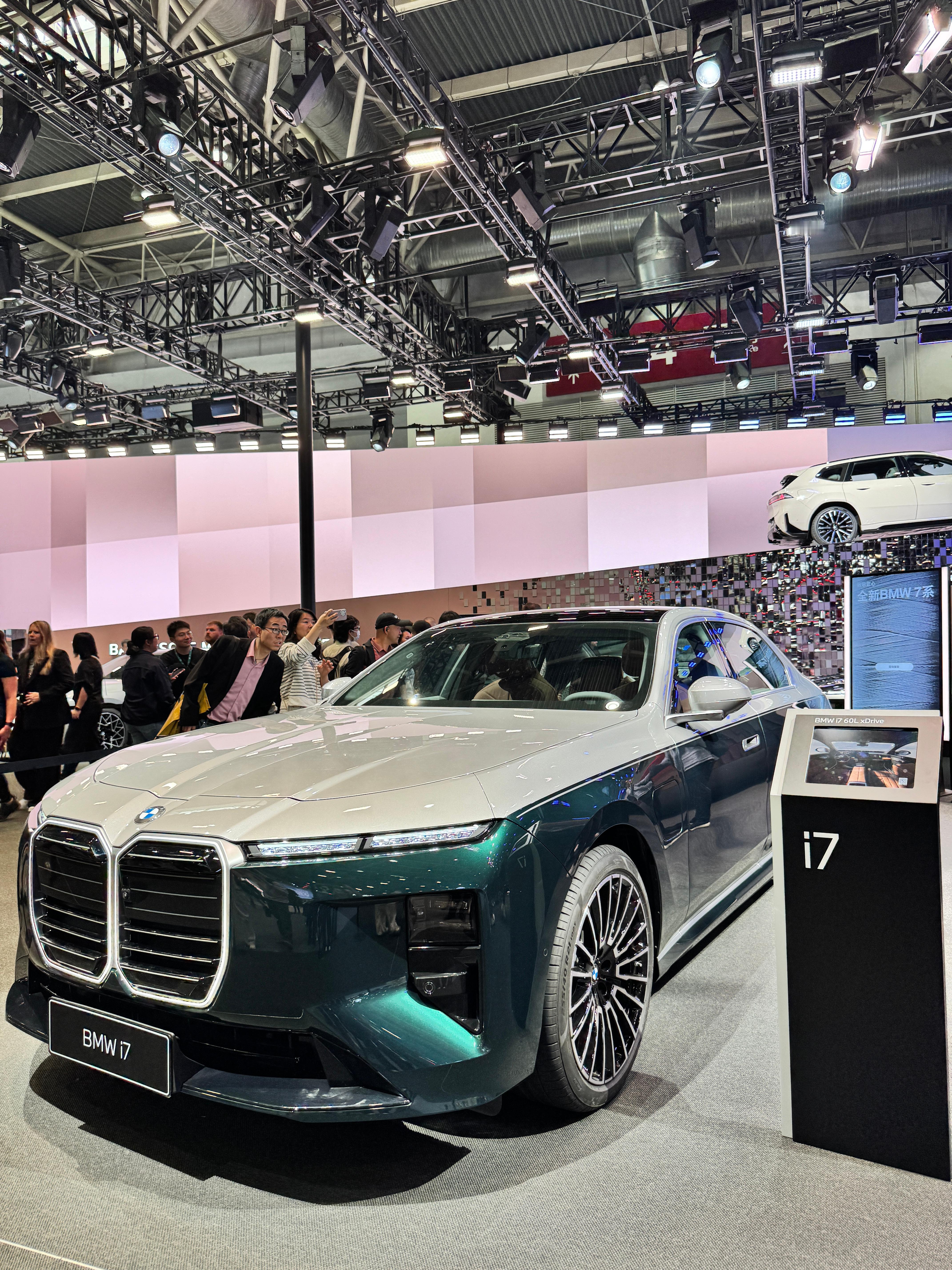 宝马新i7，实车太有气势了这个新外形大家看得习惯吗？单色 / 双色车身你pick