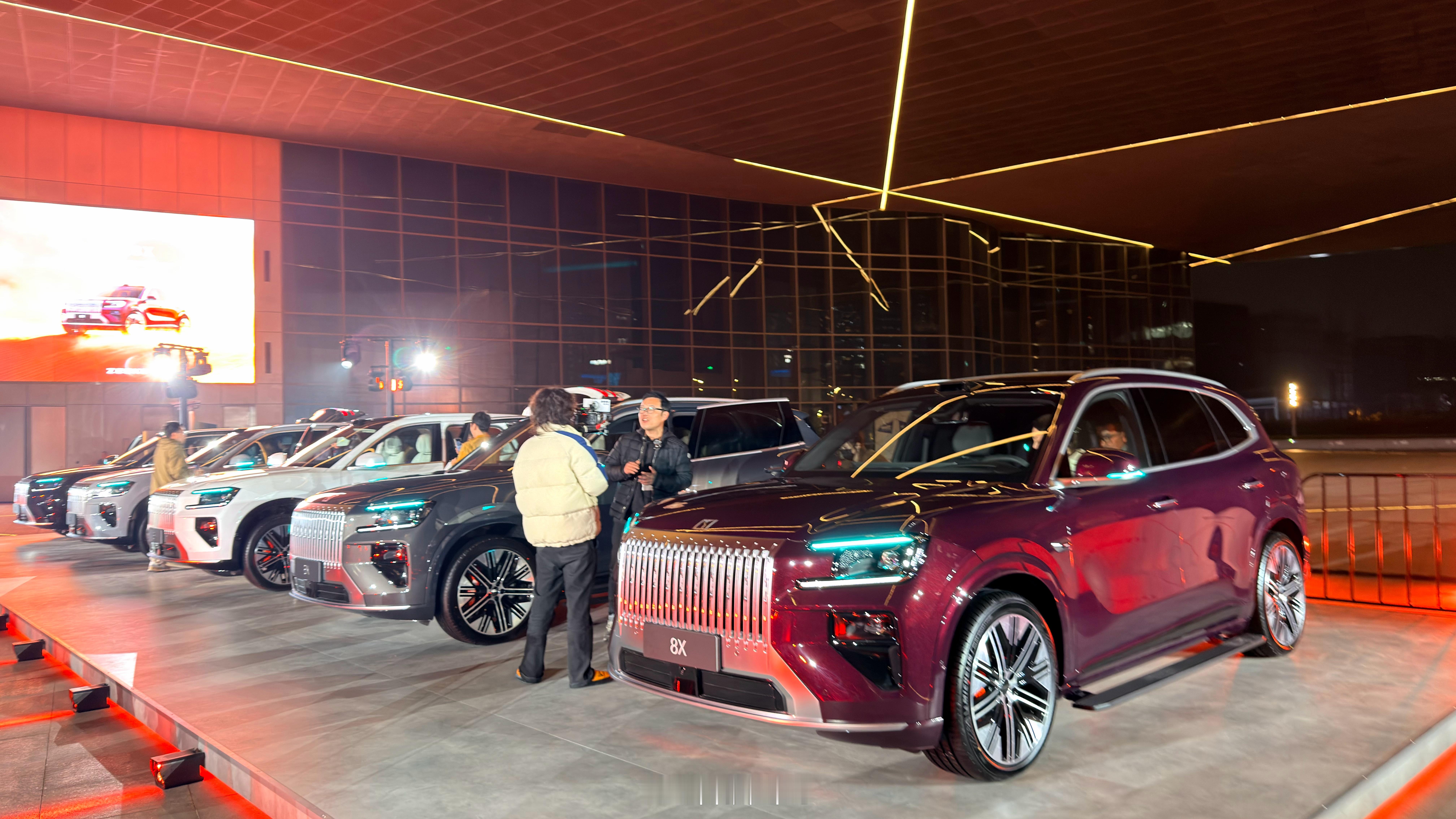 抵达极氪8X发布会，马上开始！上车坐了，车是不错！ 