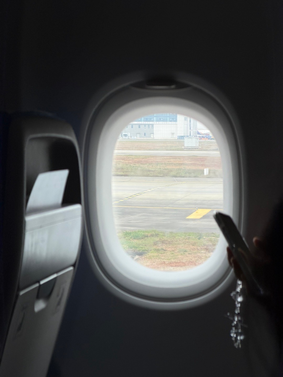 我真的服了，一大早飞机还想说在飞机上睡觉好结果飞机上三个魔丸一直哭一直闹还都在我