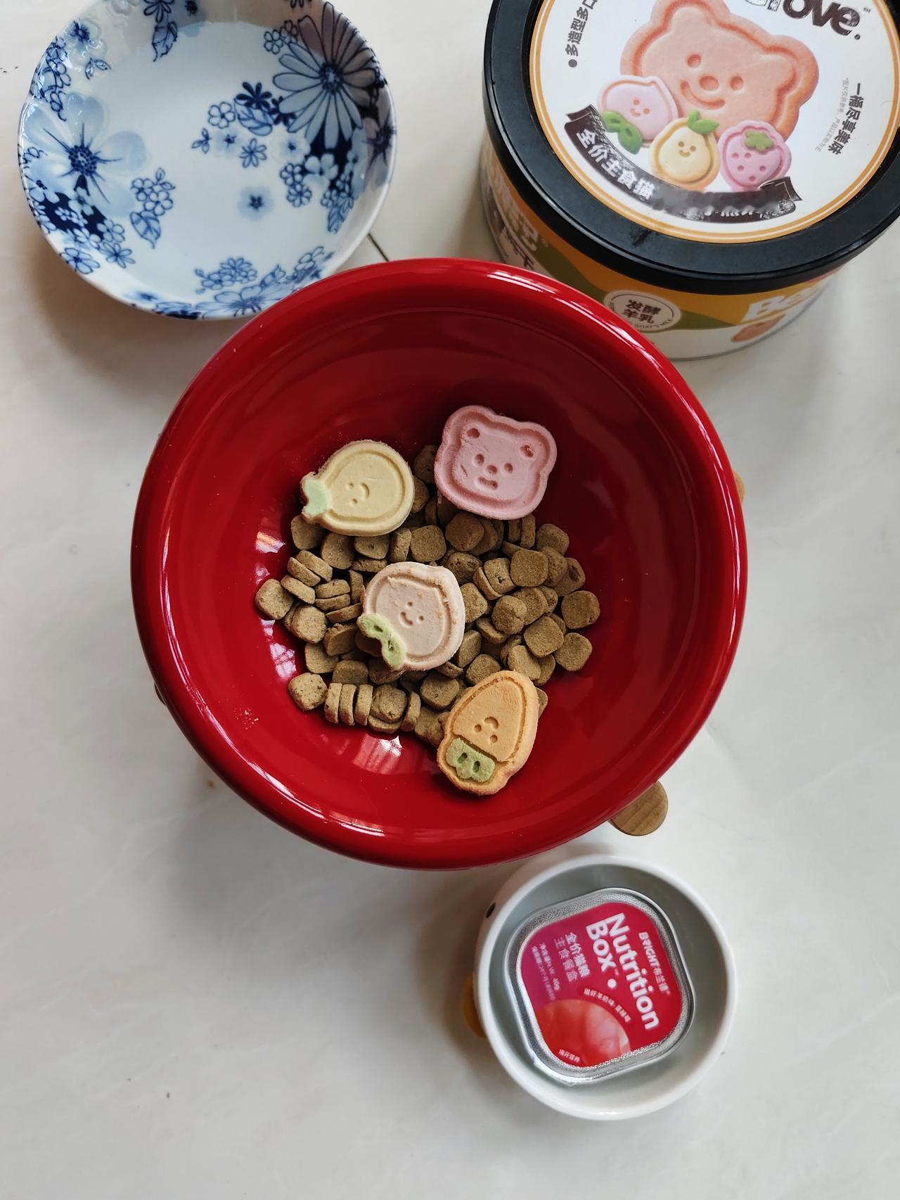 如今的“宠物猫”吃的喝的越来越好了！看看我们家“喵呜”的生活——除了猫粮，还有猫