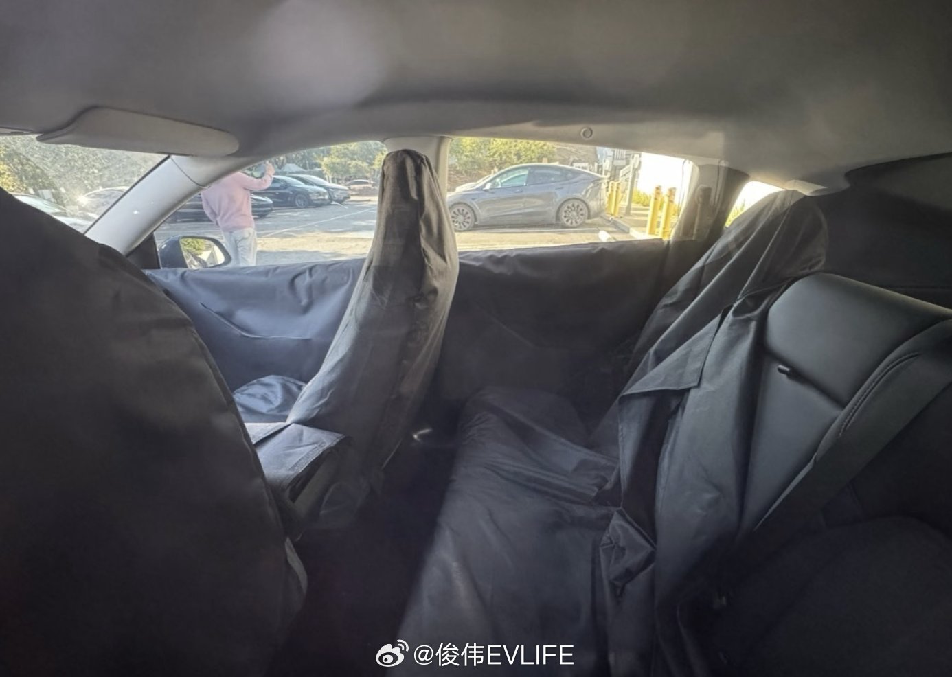特斯拉 Model Y 短轴距内饰曝光，变化似乎包括：- 没有玻璃屋顶；- 没有
