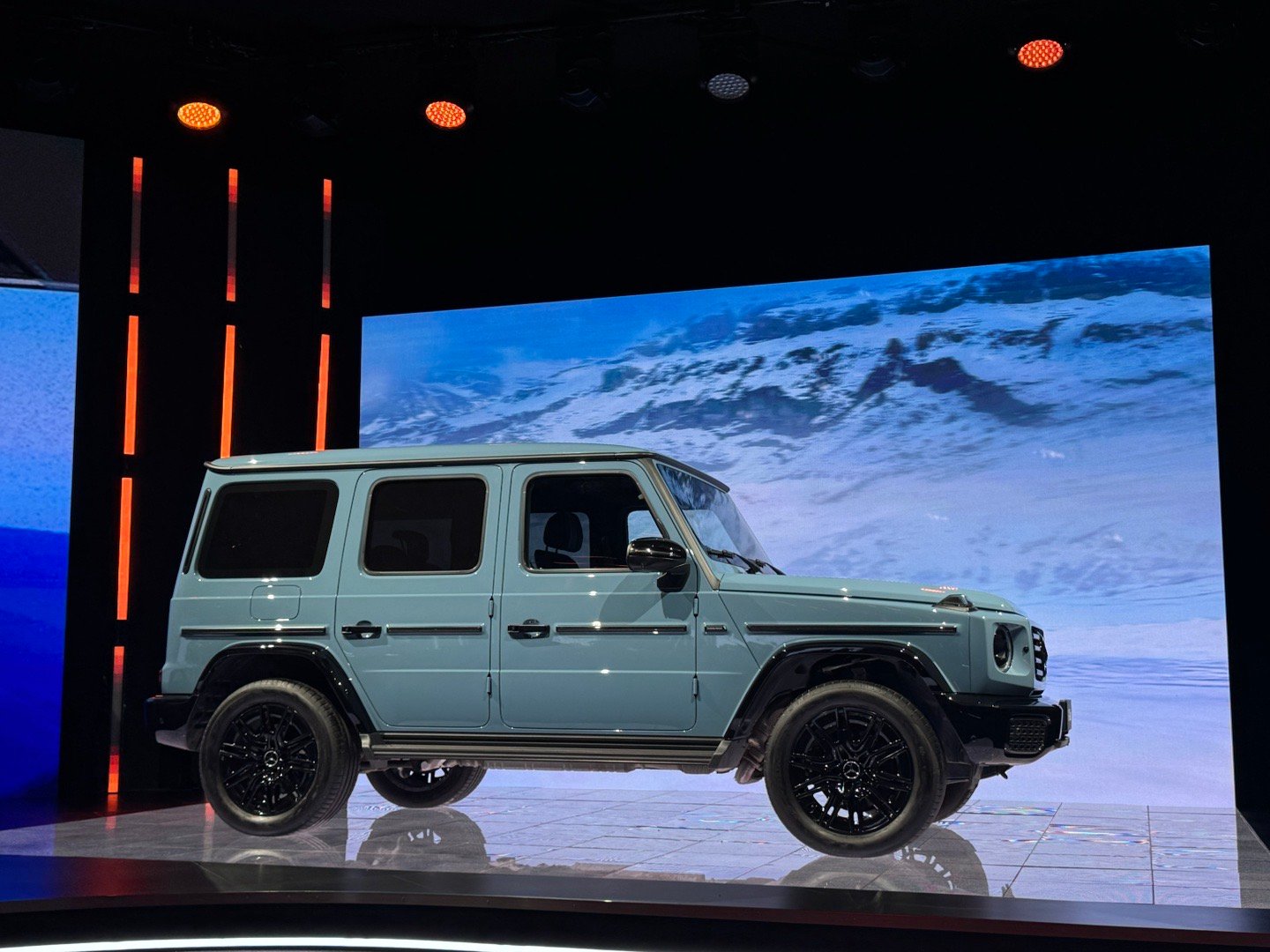 梅赛德斯-奔驰 冰雪晨课近年来的F1王者，依旧在冰面复刻了F1赛道理论课还是很重