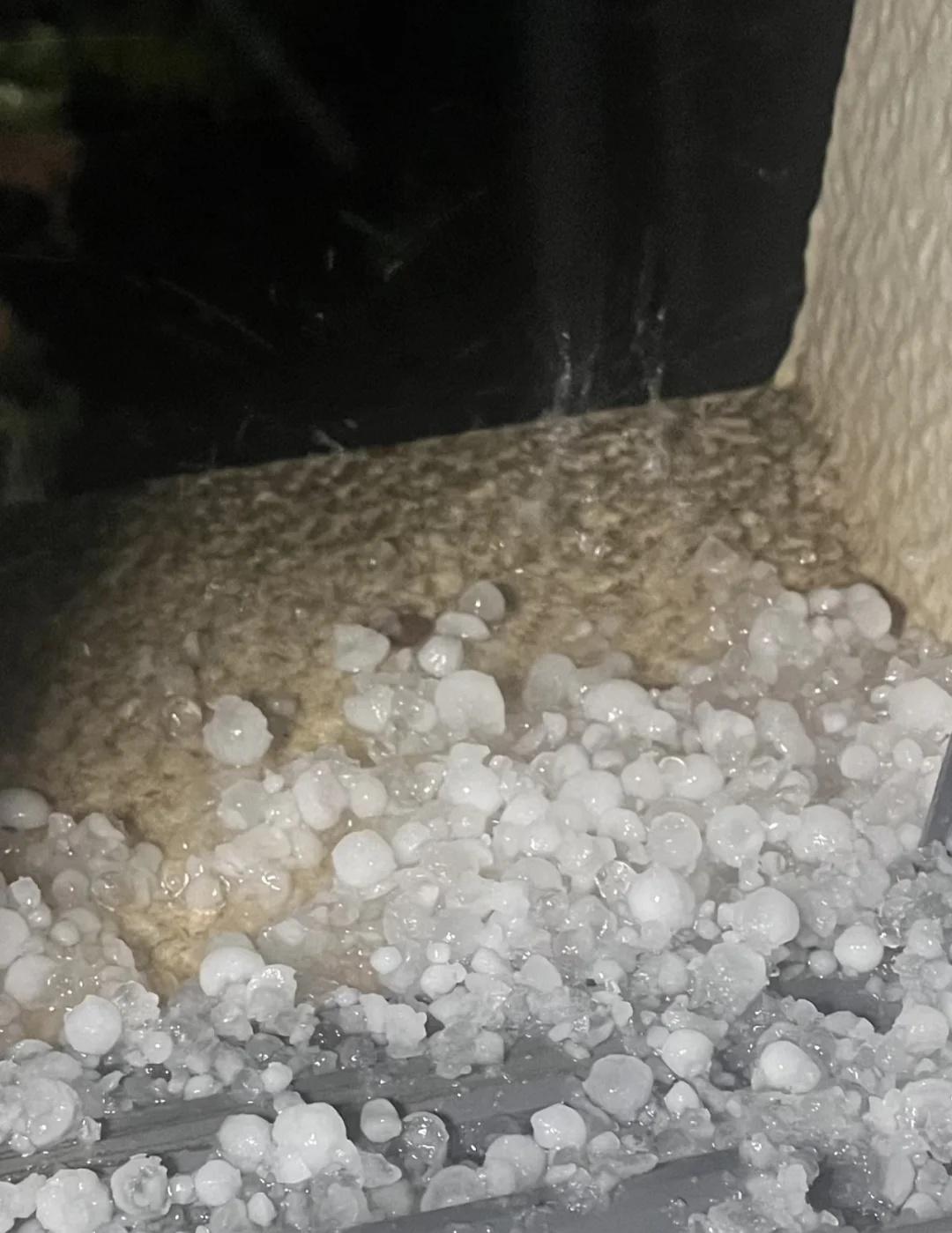 昆明此时此刻在下冰雹
下雪了下雪了 下雨下雪下冰雹 好大的雪啊 狂风暴雨加冰雹 
