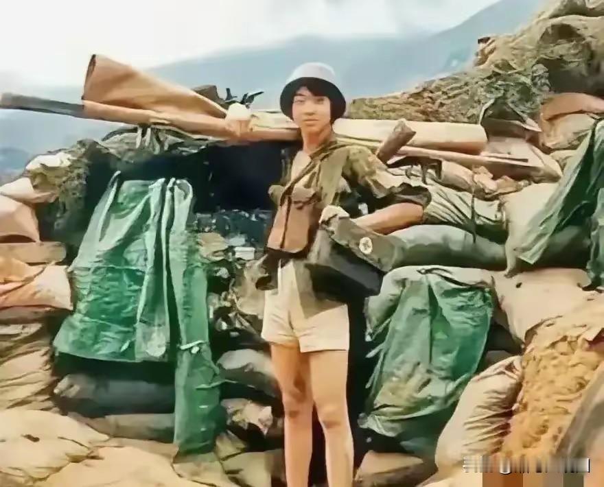 这是八十年代参加老山轮战的吴玲，在前线拍的照片，很多人看哭了！老山前线的战友 老