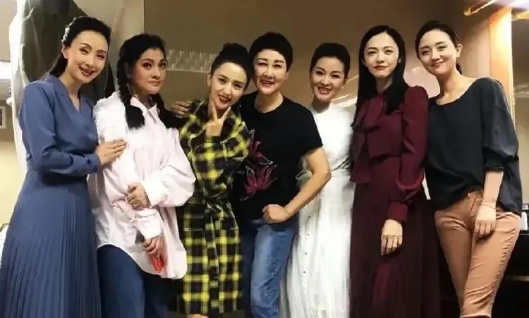 她们都是演艺界一流明星，个个貌美如花。这里有两位歌唱界的才女，幺红和雷佳 ，颜值