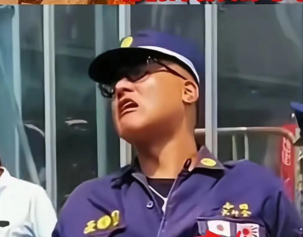 刚刚刷到一个日本人跑到中国驻日大使馆门口狂吠的视频。

有网友说：发动万能的网友