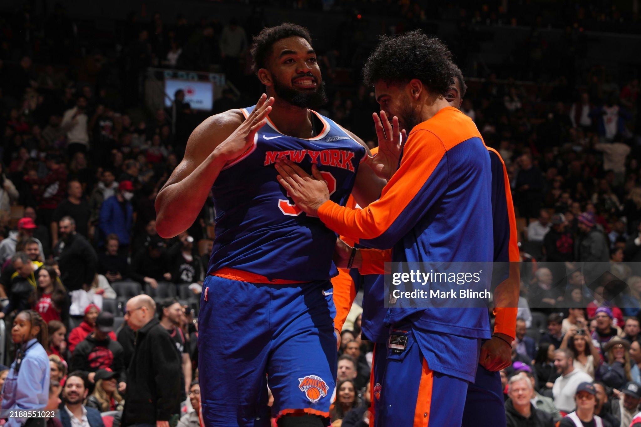 唐斯一防一攻杀死比赛之后；这个动作是给谁看的？纽约球迷吗？ 