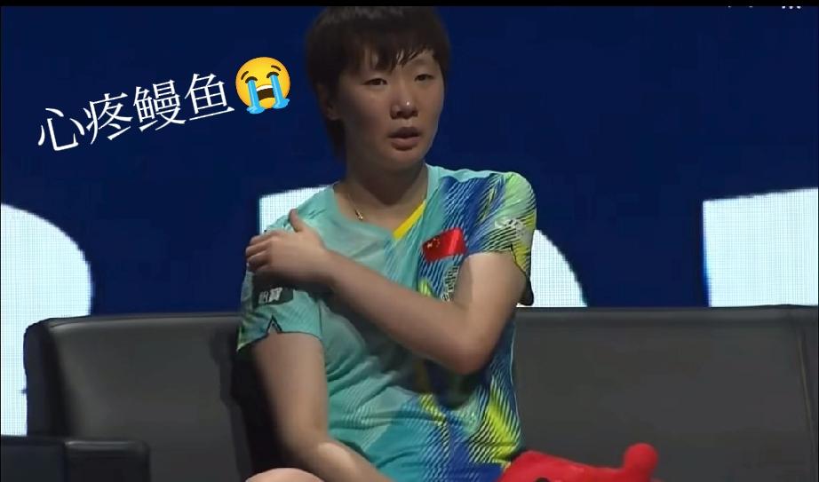 心疼王曼昱，这一刻她的肩膀应该老不舒服了，一直在坚持，这是澳门世界杯女单决赛暂停