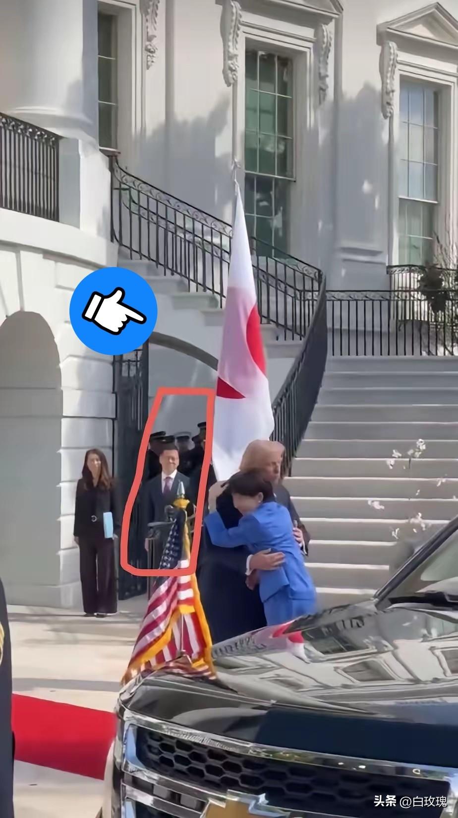 大家有没发现一个细节，高市和特朗普在前面激情拥抱，后面的日本翻译那是一脸的无奈和