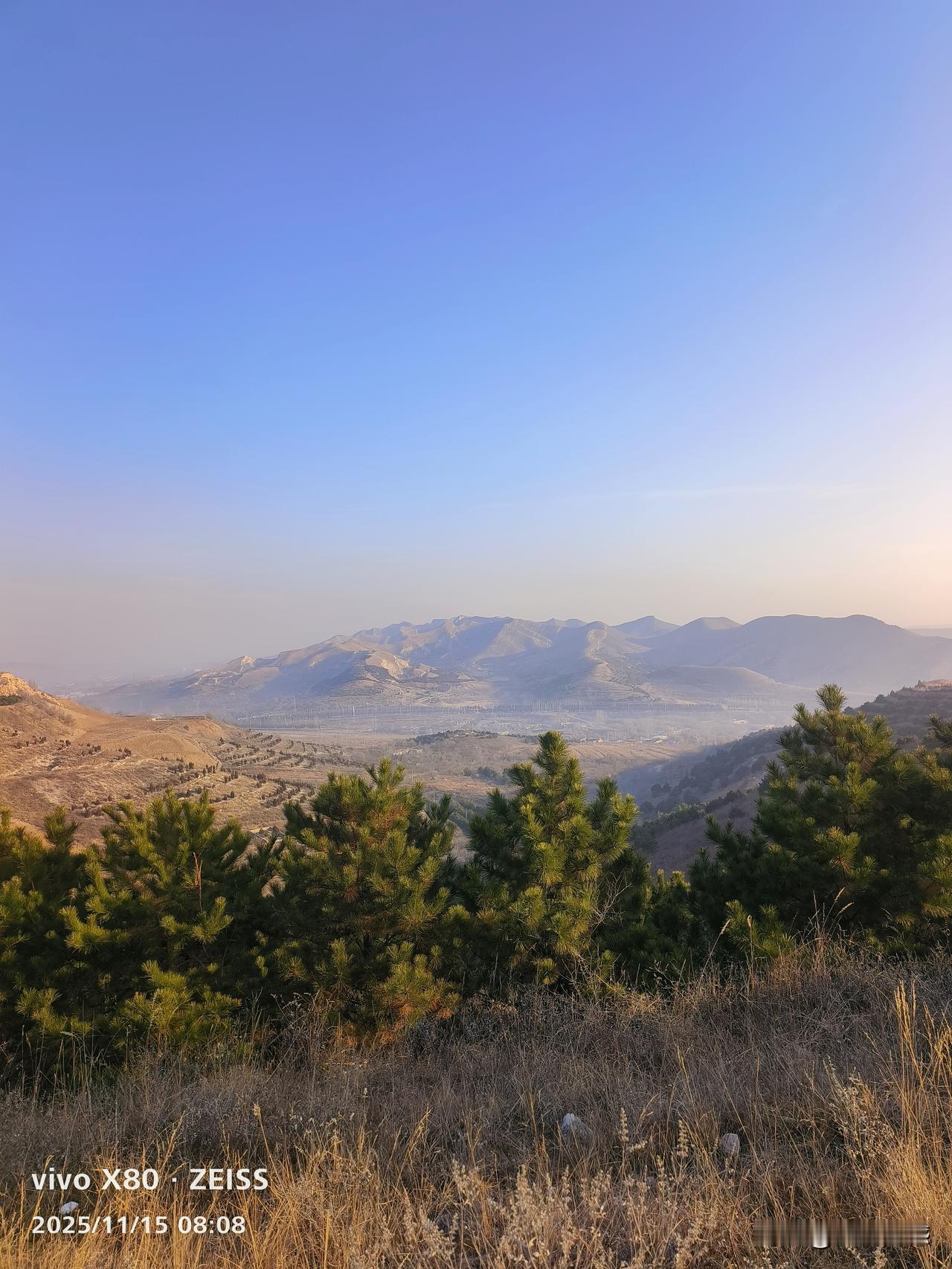 登上山顶，是我心情最开阔的时候，每次我都会大喊几声，因为这里没有人，不用担心影响