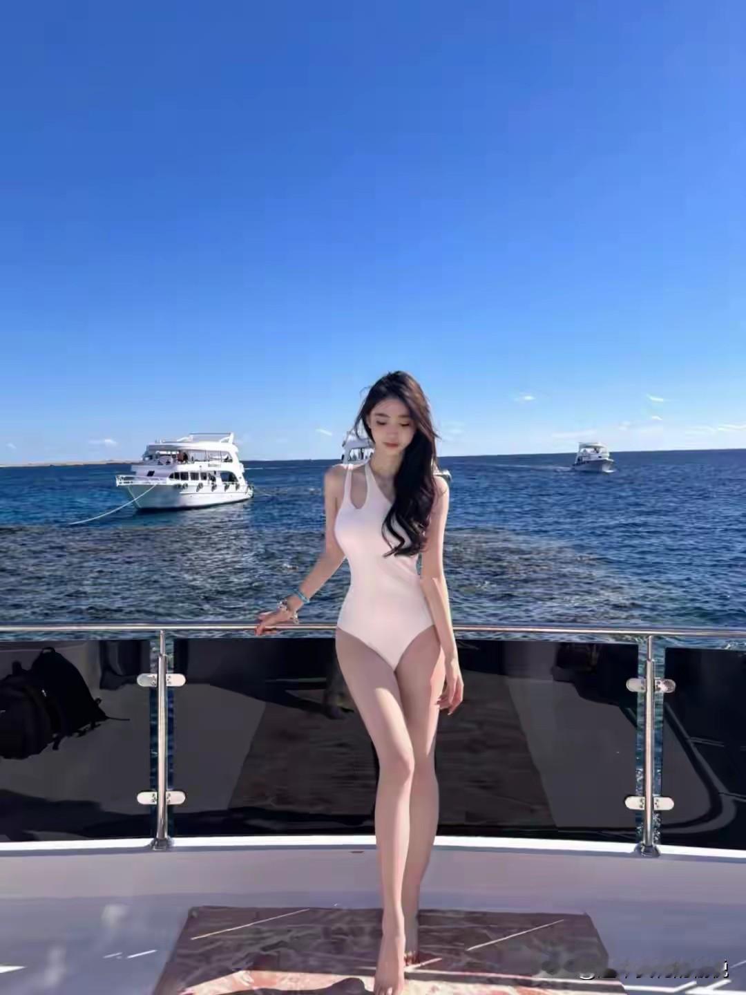 游艇上的比基尼辣妹，这长腿谁看了不迷糊！