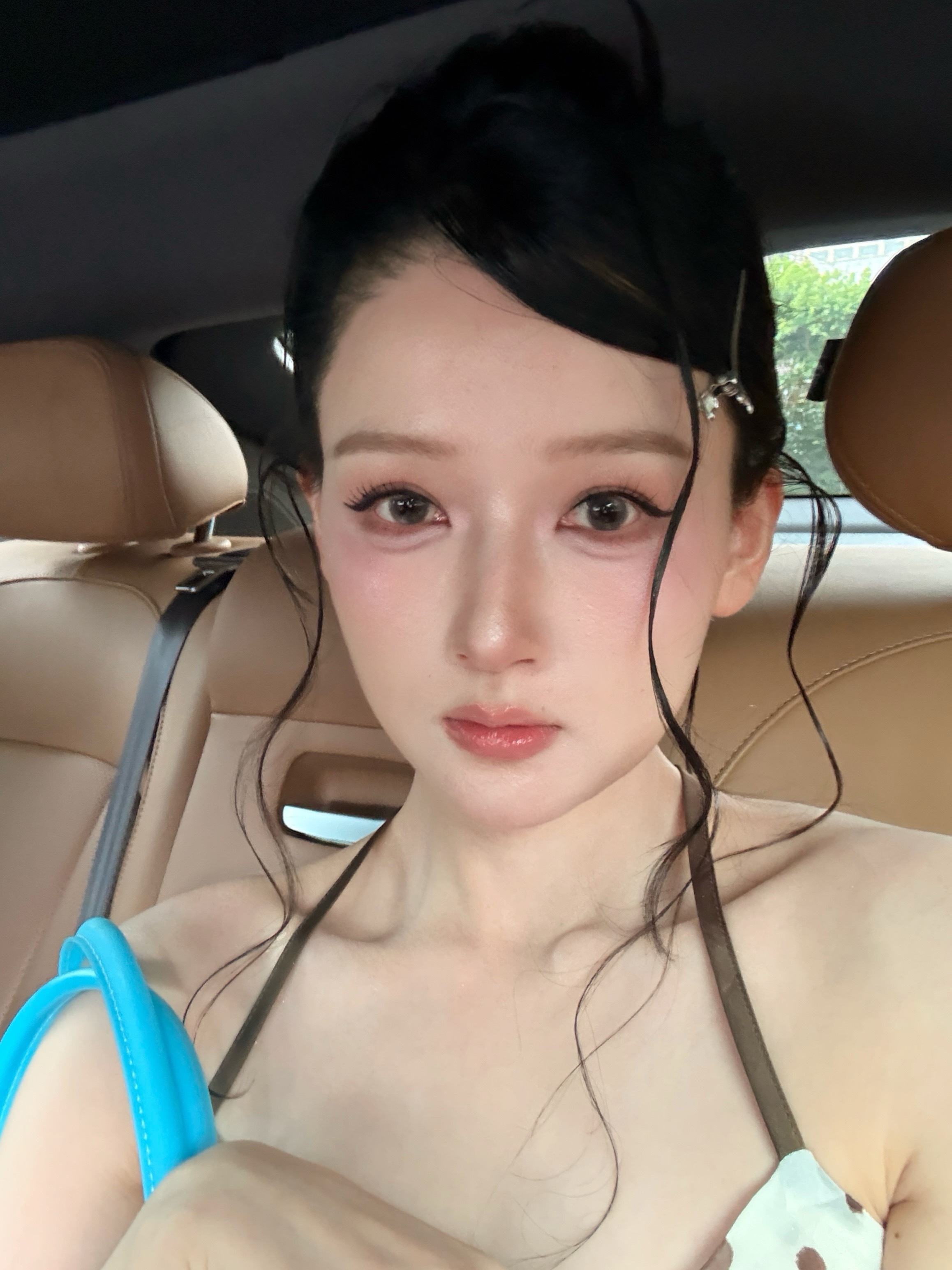 刚刚有个男的问我N馆怎么走我指给他他说加个微信不是你这个人怎么恩将仇报 