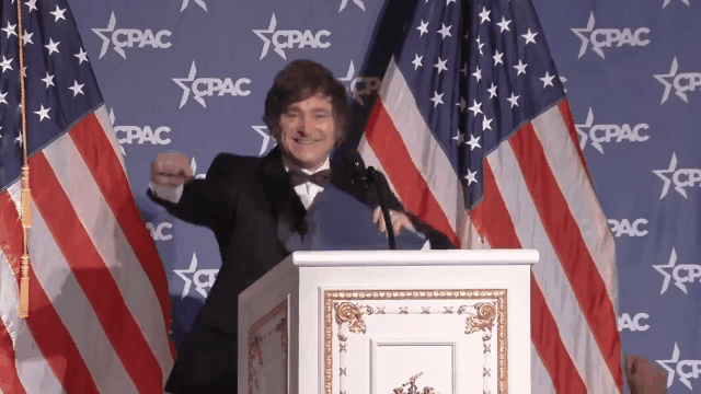 “记上，阿根廷总统米莱为特朗普跳舞”
 
前有尹锡悦为拜登唱歌，现有阿根廷总统米