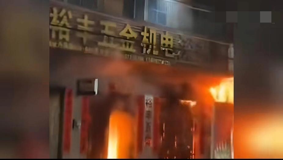 汕头火灾12人遇难！深夜噩耗揪人心，这些消防常识真的能救命！💔
 
刷到汕头火