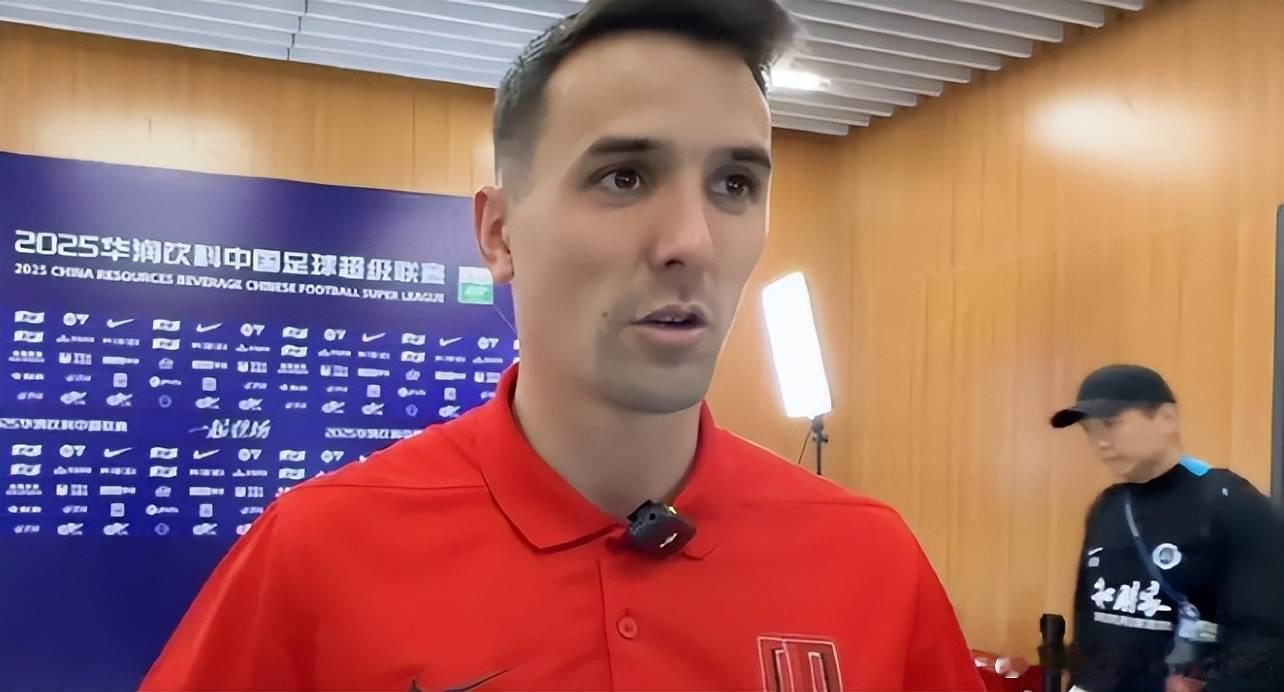 从150万欧到无人问津！周定洋转会闹剧撕碎中超遮羞布，高薪泡沫破了，谁在裸泳？-