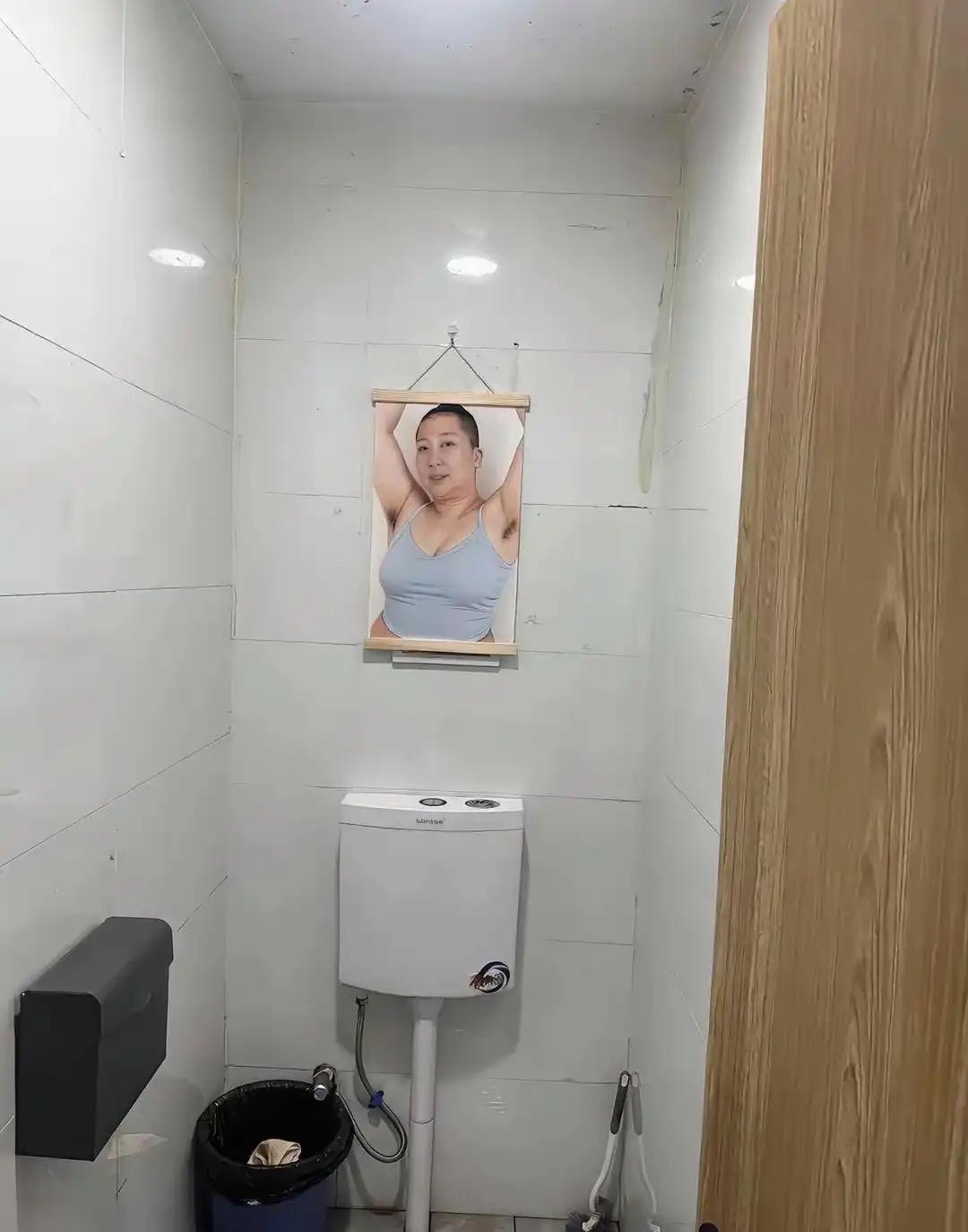 厕所墙上挂这么一张画，老板也太会整活了！
本来安安静静上个厕所，一抬头直接被盯得