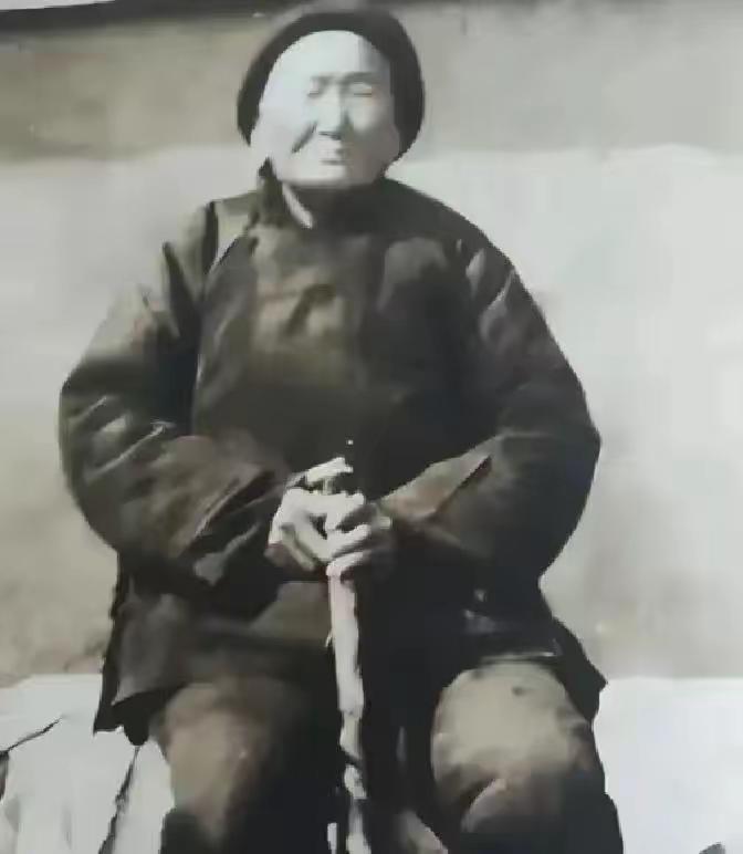 油灯的火苗扑扑跳了两下，墙上的影子跟着晃荡。王天蓬站着没动，胸膛起伏得厉害，眼珠
