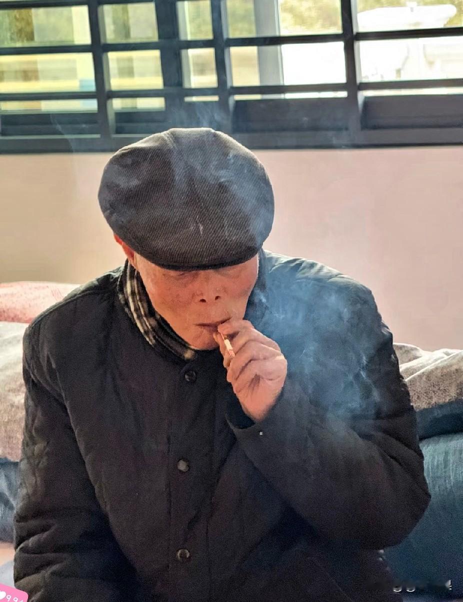 女儿欢欢喜喜接老父亲来新房做客，父亲刚点上烟，女儿一句“爸，别抽了，对孩子不好，