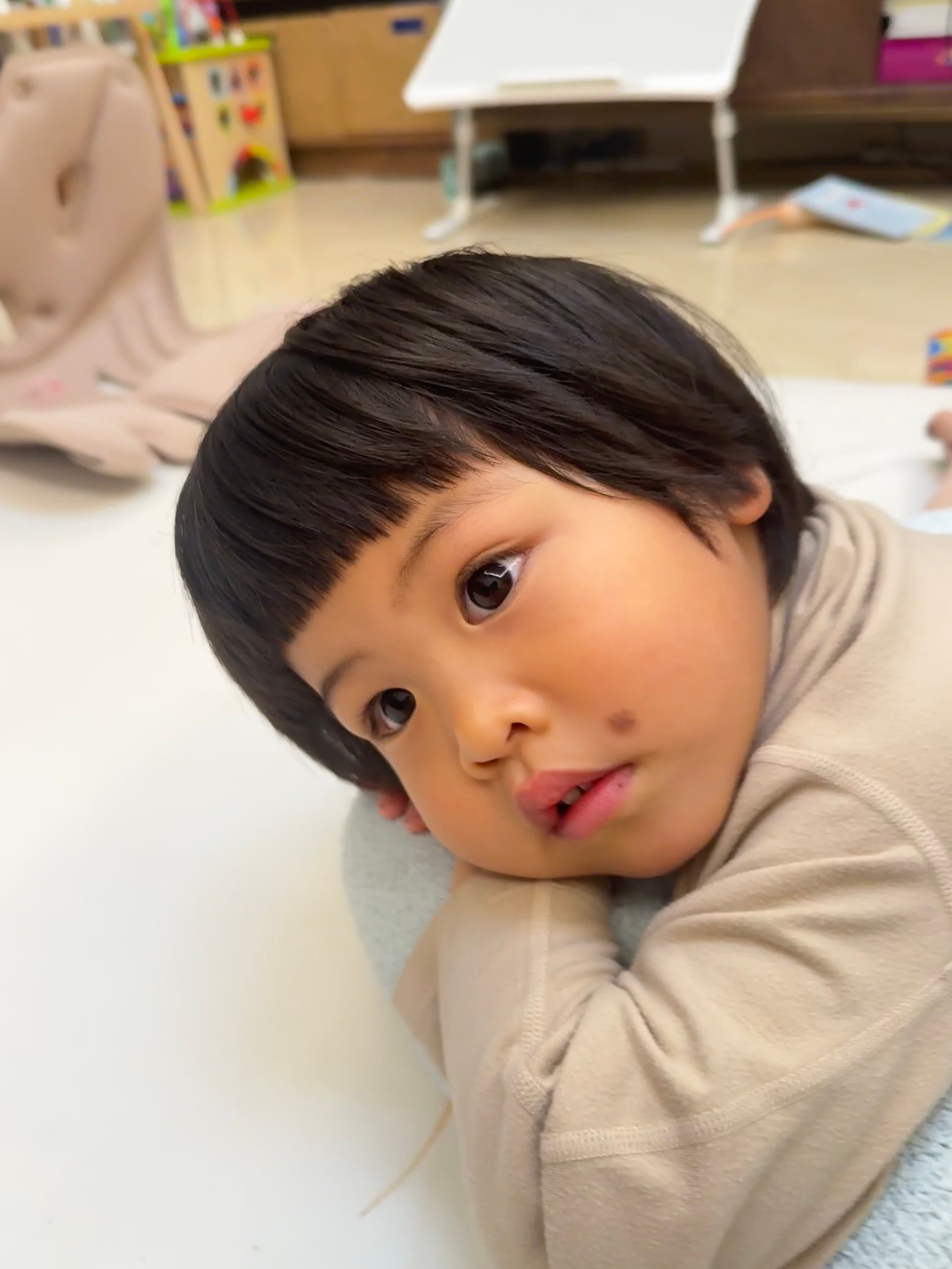 球想听故事，让我去拿书我说你去拿球说妈妈去拿我说球球去拿球声音抬高八个度：妈妈去