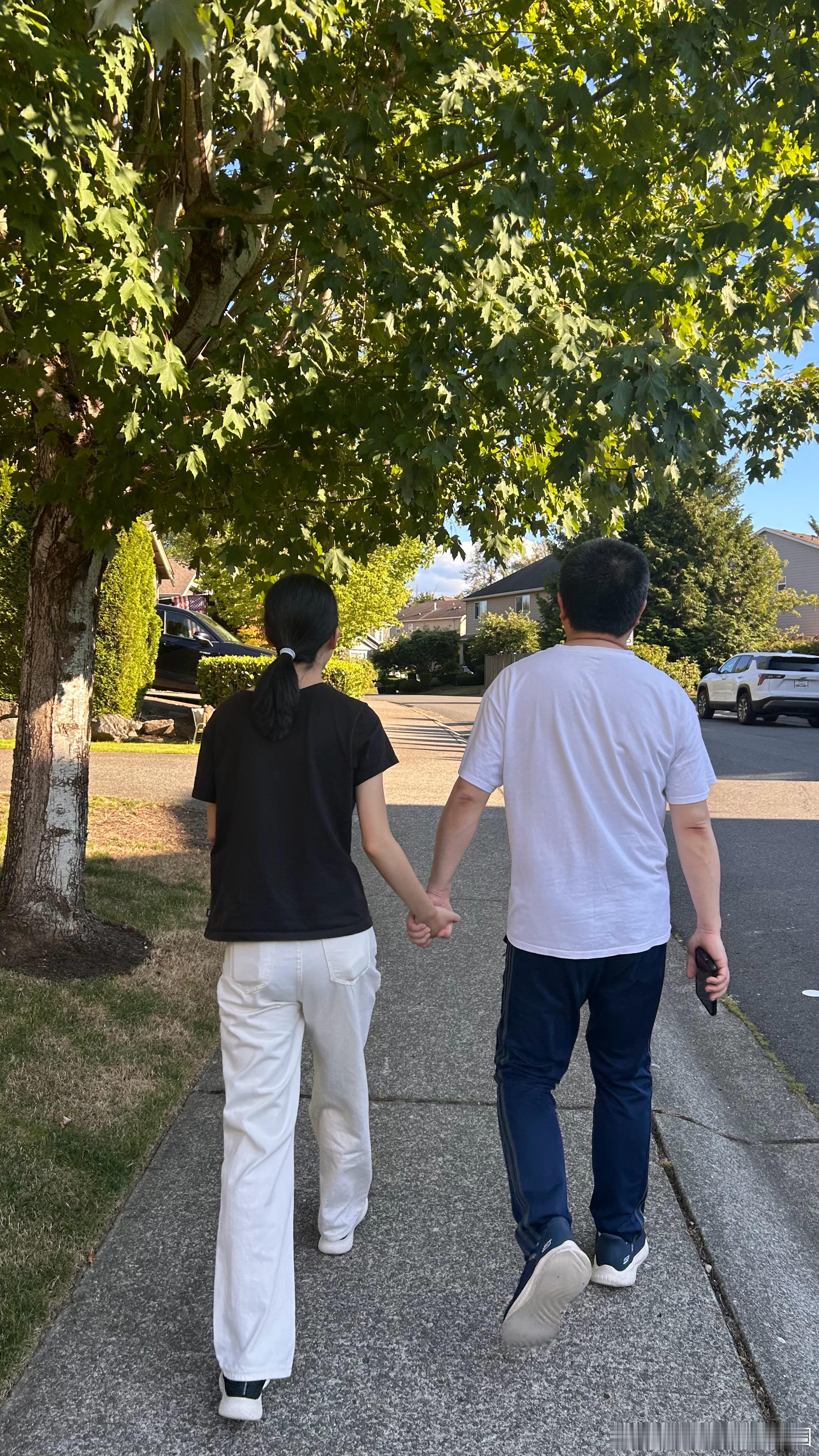 days in seattle 晚上给明天又要出差的徐先生理发。他安静地坐着，居