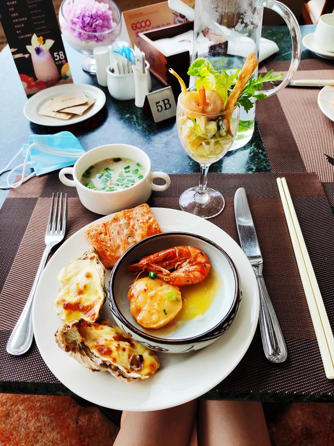 广州美食| 广州白天鹅宾馆

白天鹅宾馆坐落于广州市沙面白鹅潭，独揽优雅而从容的
