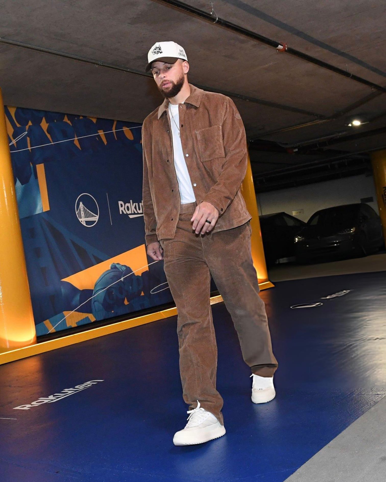 库里穿着Moncler上班咯库里勇士vs湖人