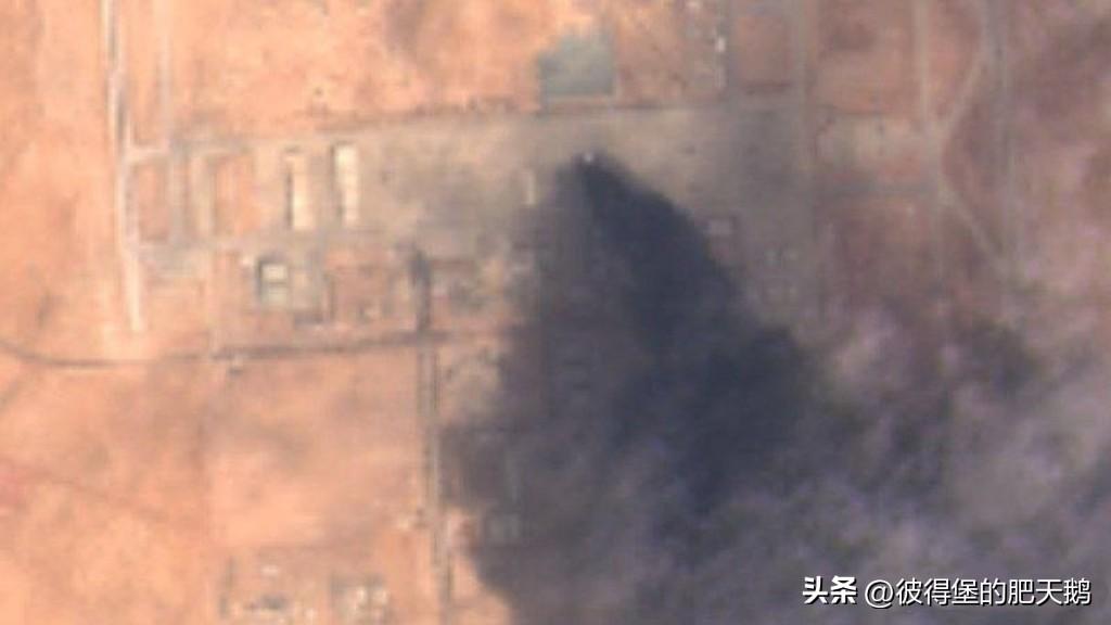挖槽，这把战果这么大？
外网判读的卫星图像，
伊朗于3月27日对沙特阿拉伯阿尔-