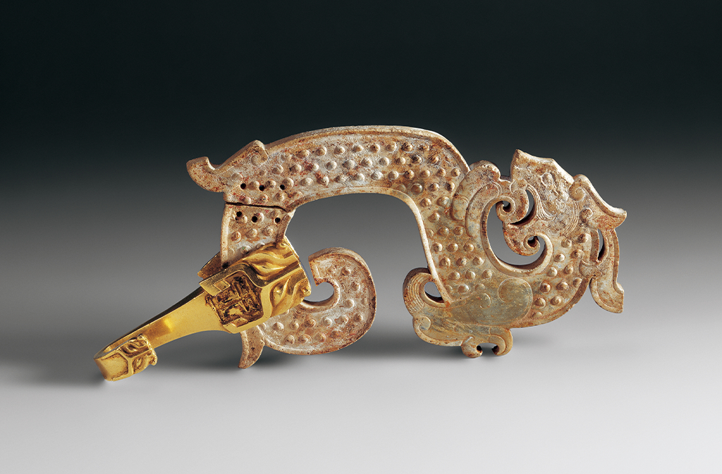 广州西汉南越王墓出土的西汉:虎头金钩扣龙形玉佩 