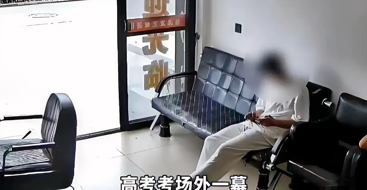 泪目了，湖北，一男生独自骑车赶考，考完试后，中午没有饭吃，也没地方去，他鼓起勇气