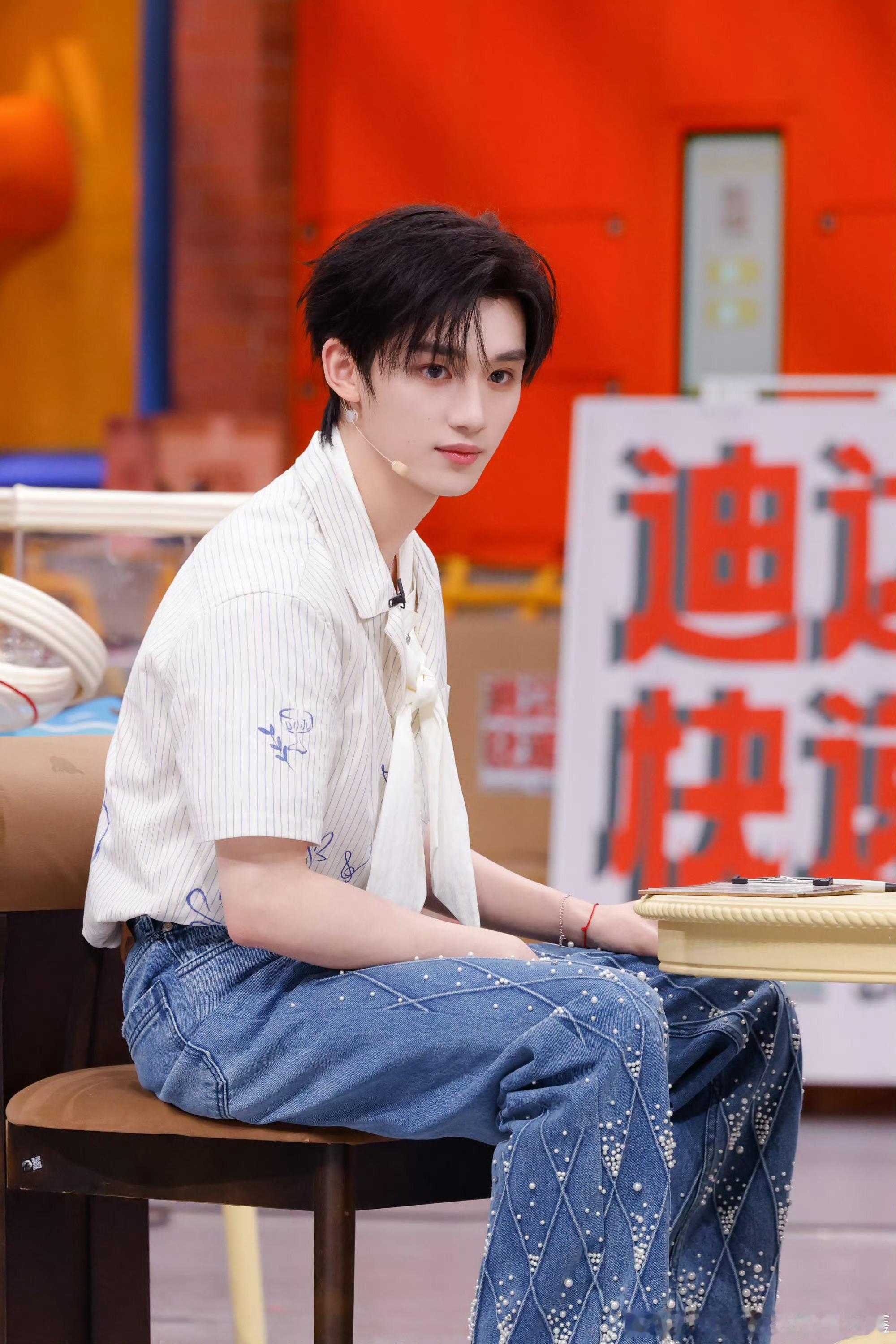 丁程鑫 ⭐丁程鑫 开始推理吧4 玫瑰你拿才好看大海和你才浪漫.