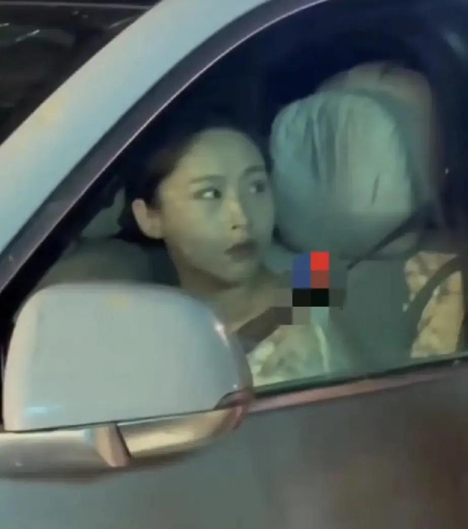 陕西洛南女子砸车事件，小三和原配各有千秋，这放在古代，车里这位估计就是什么新上位