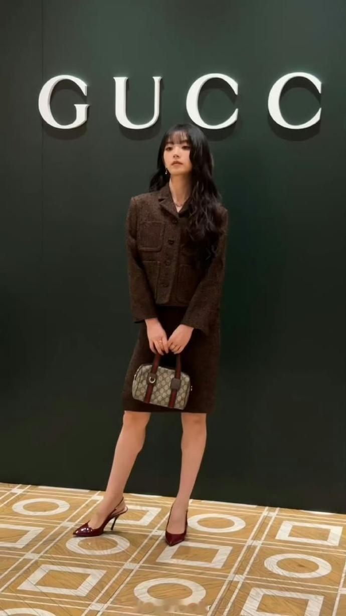 田曦薇大小姐视察自家产业即视感 棕色小香套装衬得她肤白貌美，利落发型加分，田曦薇
