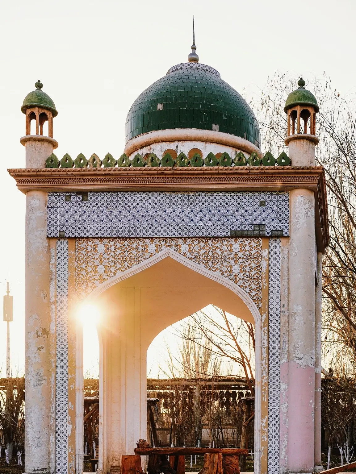 香妃园🕌多少人奔赴而来为你千千万万遍！如果你在网上搜索关于喀什的景点，大概率出现频率最高的就属这个叫香妃园的地儿，没错，就是我们从小看还珠格格里提到的香妃。 
香妃园其实是香妃和她家里的人墓的所在地，因为主墓室的外墙和穹顶都是用绿色琉璃砖镶嵌装饰，所以颜值高，这些砖都是300多年前烧制的，时至今日依旧光洁精美，就像一座充满异域风情富丽堂皇的宫殿。很多人也都是奔着外观而来这里拍照，但是切记内部可是不能拍照的哦。 
除了主墓，旁边比较容易忽视的清真寺也是很出片的地儿，电影《追风筝的人》也在这里取过景。香妃园每天上午和下午景区内都会有香妃迎宾和维吾尔族民俗婚礼表演，千万可别错过呦！ 
「TIPS」
❶门票120
❷下午傍晚前光线最佳适合拍照
❸主墓室内请勿拍照