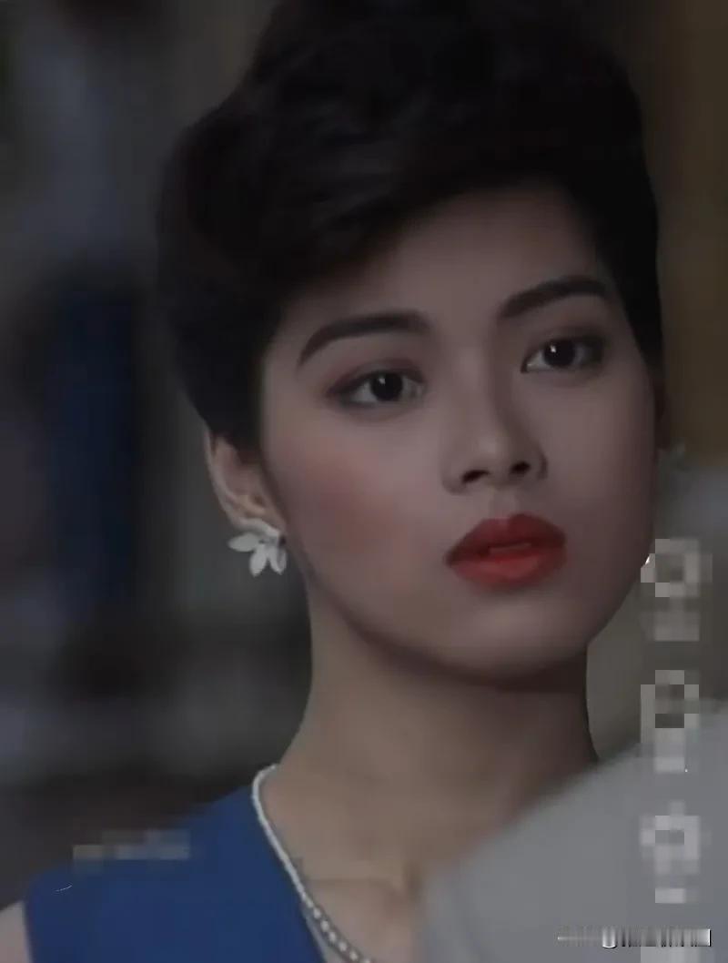 “阿朱”刘锦玲的现代装，小时候没有觉得漂亮，长大后觉得她好有气质，越看越好看。刘