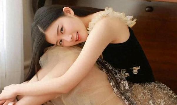 一次跟丰满的女同事游泳，我开玩笑掐了她一把腰，她竟然一个踉跄贴在了我身上。

那