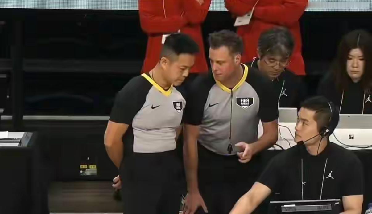 最后时刻送日本男篮三罚一掷，裁判这么黑，中国男篮不上诉，国际篮联不管的吗？剩17