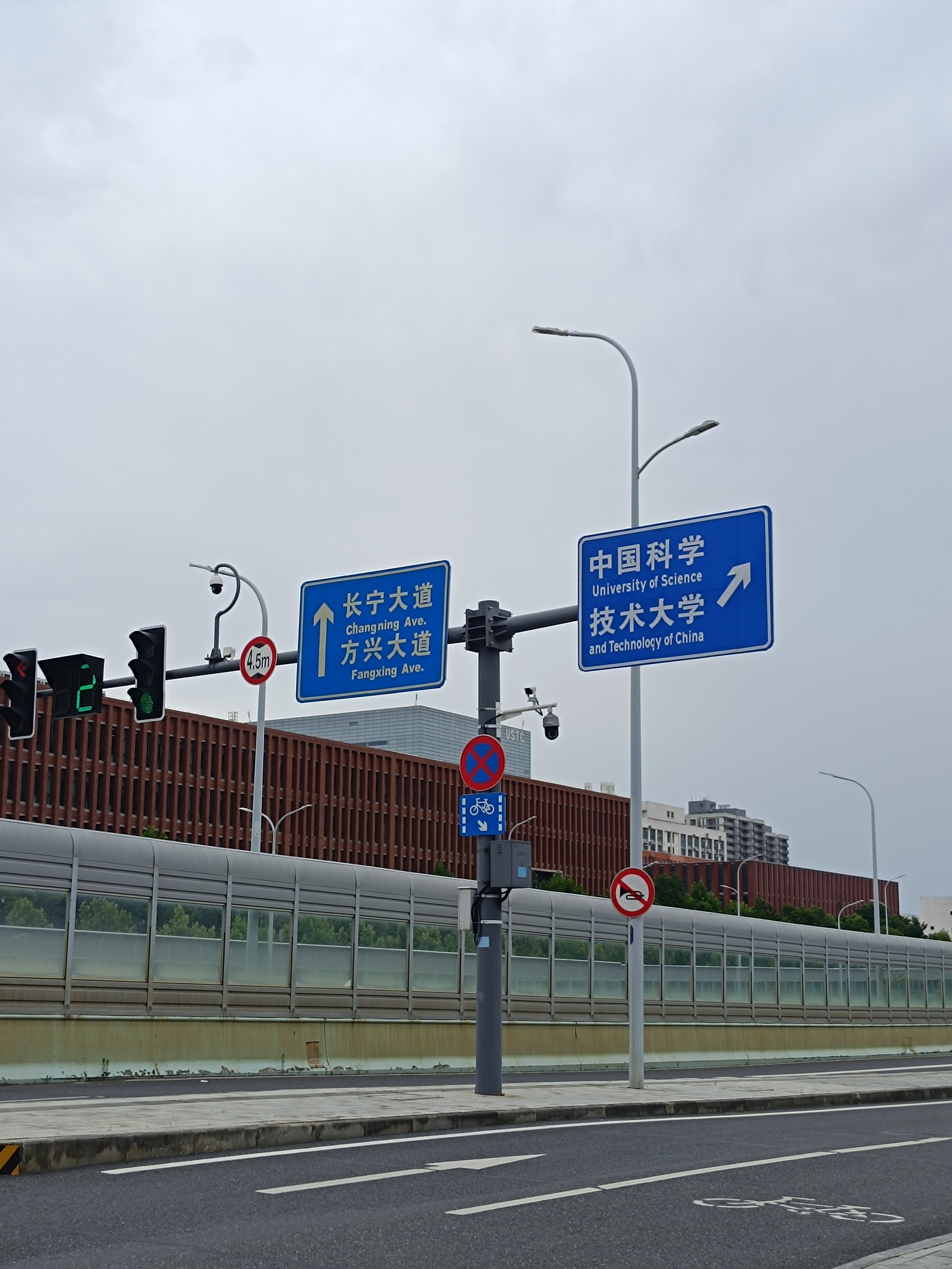 我在鸟岛看到“世界一流”之类的宣传都会觉得是鸟岛的“沙文主义”，在外面不会。这是