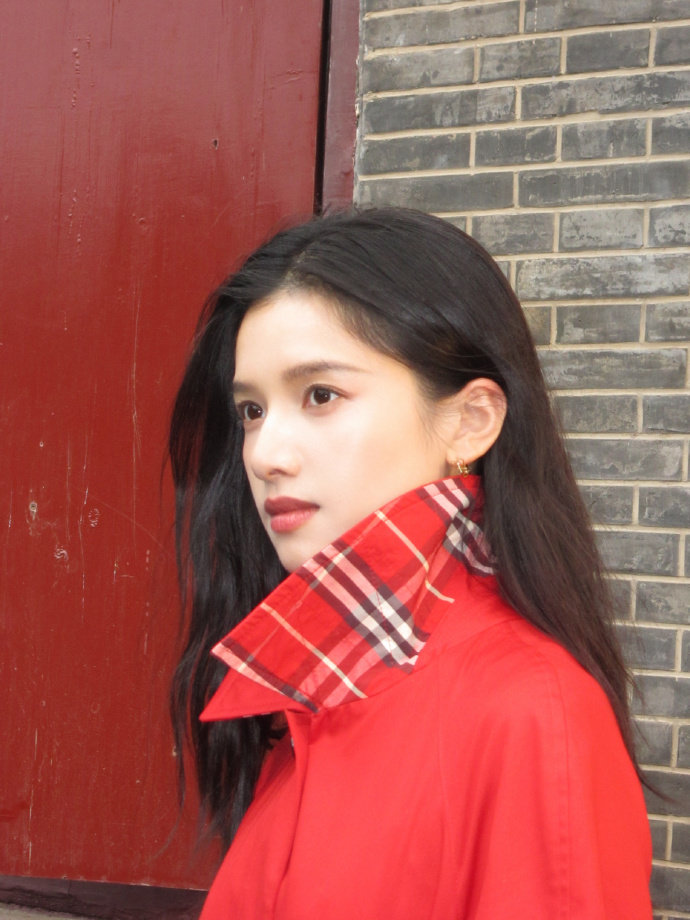 张婧仪Burberry红风衣 跟随张婧仪的脚步，把新年穿在身上。一袭标志性红风衣