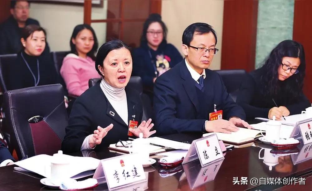 2026年全国两会代表通道汇聚基层最真切的期盼。每一段讲述都贴近日常烟火，每一份