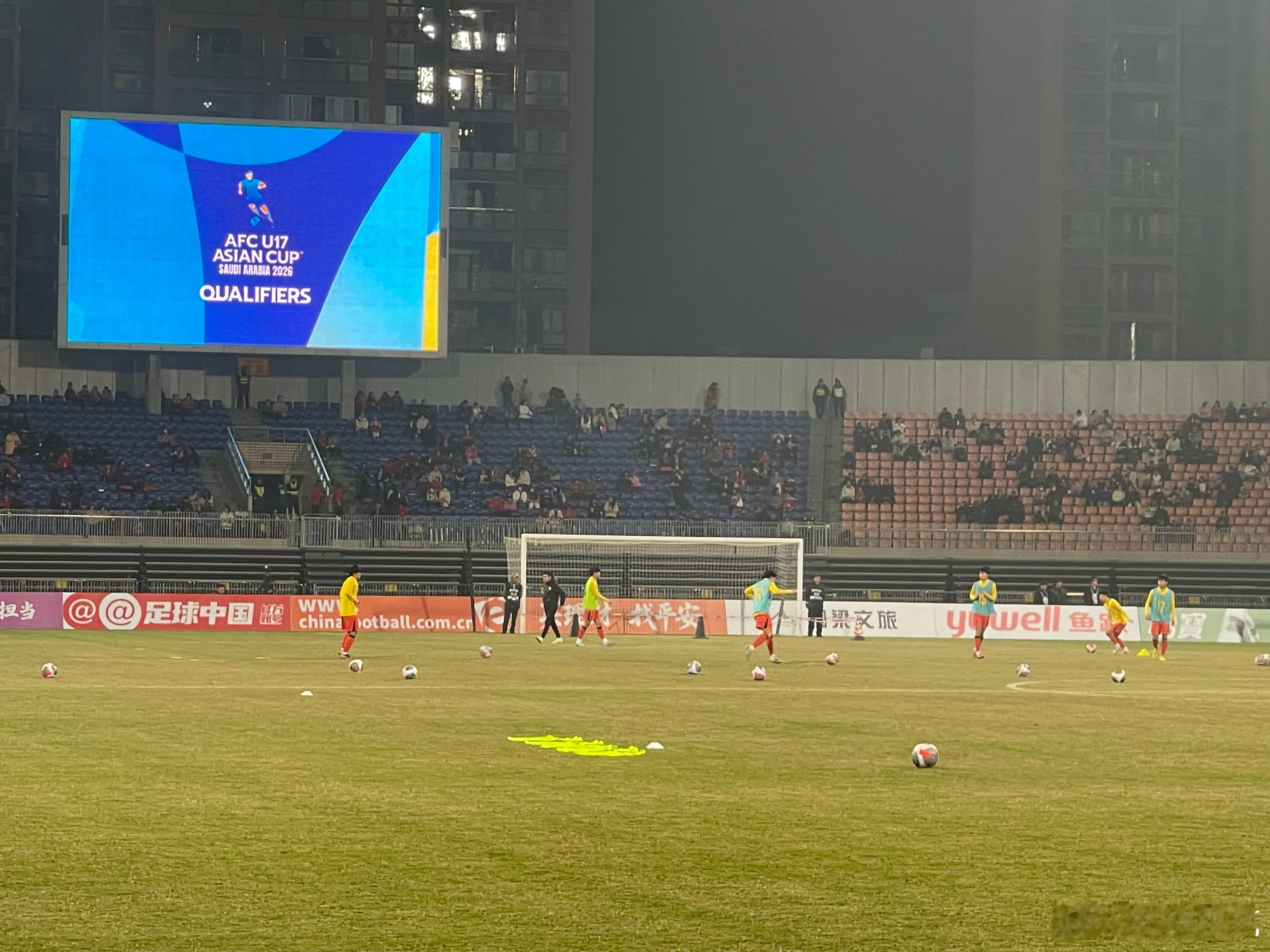 孟加拉确实看着壮多了，但是吧，这个大哥的帽子U17国足vs孟加拉国U17