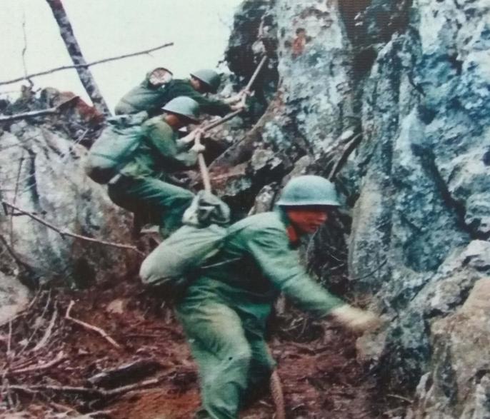 这是战地记者在1988年老山前线抓拍到的一张照片。四川籍战士朱玉东肚子被打了个大