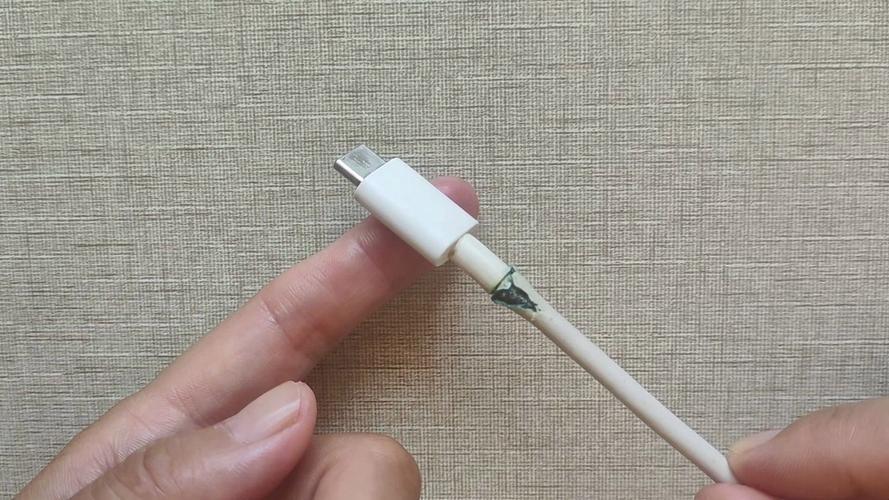 太气人了！山东烟台一男子竟在免费充电后，恶意扯断多根充电线，监控拍下全过程！
1