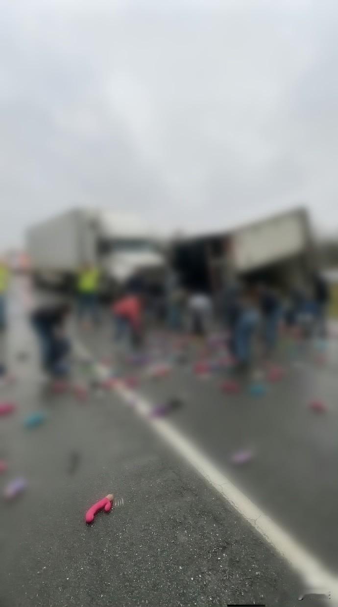 没眼看啊！这撒了一地什么啊！居然还有这么多人哄抢！

这玩意捡了有啥用啊，这么多