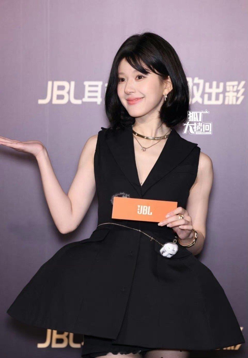 #赵露思最新发型#哟吼，赵露思又剪头发了啊，据说这是赵露思为新角色剪头，看得出来