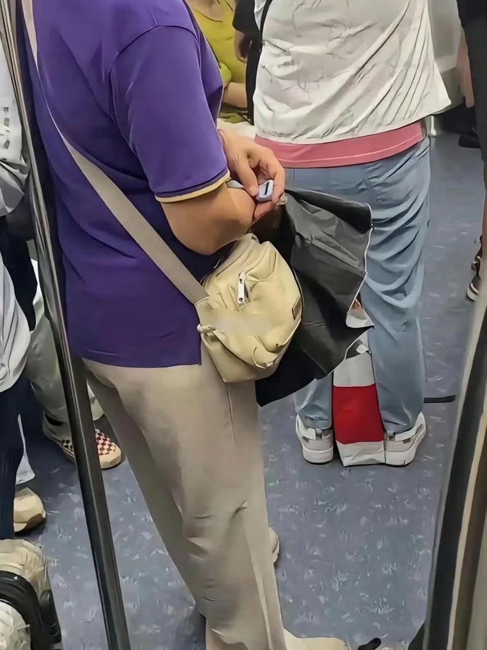 在地铁上遇到的，阿姨拿个小东西，一直在那里按按，这是什么东西啊 