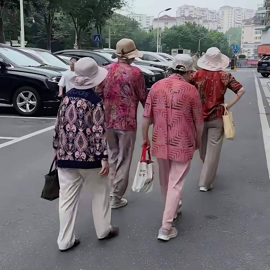 有网友说到老年时候绝对不穿这样的大妈衣服，一点都不显得年轻，太土气了。其实不要对